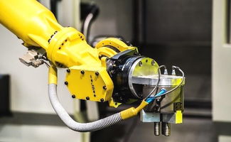 實施 工業(yè)4.0 戰(zhàn)略,將使從原材料變?yōu)楫a(chǎn)品的過程更加多產(chǎn)和高效