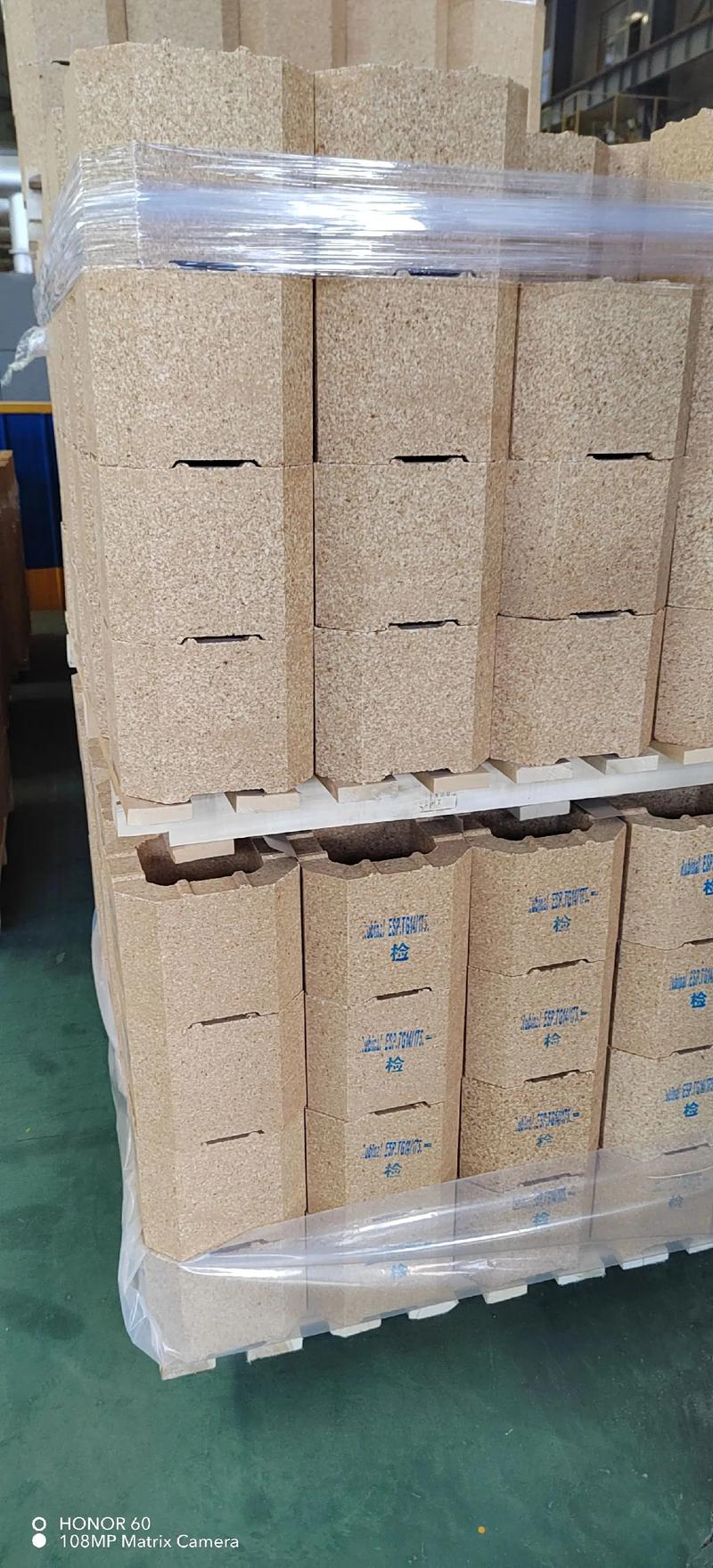 大石橋市科建特新耐火材料,生產高新耐材材料,電熔鎂磚